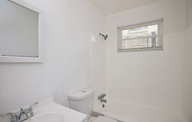 2 beds, 1 bath, $1,050, Unit 2157 Lenox Rd B2