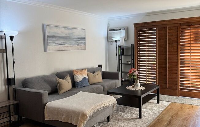 Special!! Spacious 1 bedroom condo centrally located near Kaiser and college close in gated community