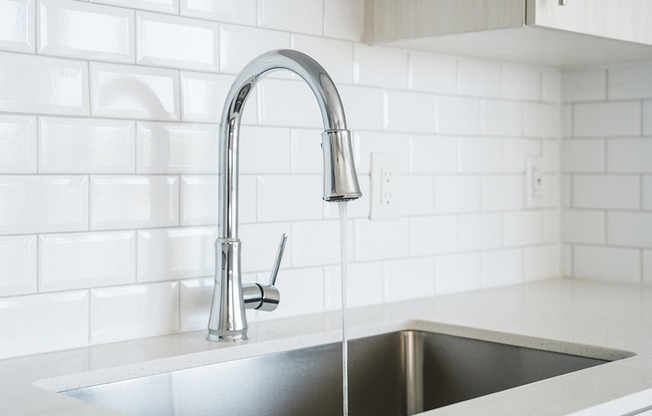 Upgrade your kitchen experience at Modera St. Petersburg with sleek single-basin sinks and convenient pull-down faucets.