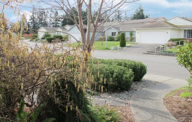 ***PENDING APPLICATIONS***4BD/3BA Home with Amazing Peek-a-boo Views of Harbor