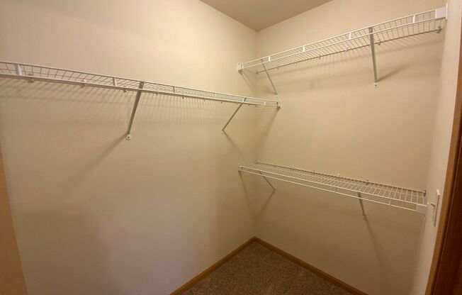 2 beds, 1 bath, 963 sqft, $1,365, Unit RT 7105-28