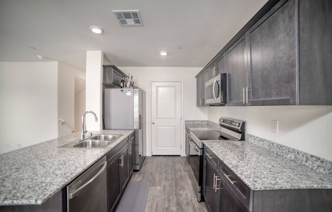 LOVELY 2-BEDROOM 2-BATH PLUS LOFT TOWNHOME IN SPECTACULAR GATED COMMUNITY!!