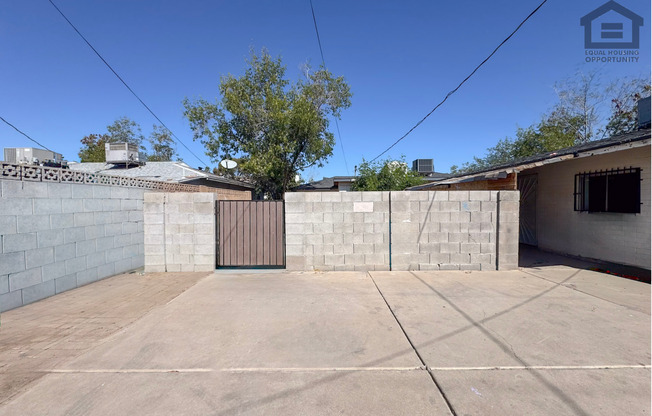 2Bed/1Bath House at AZ-51/Thomas Rd! -- NO HOA! FENCED-IN YARD!