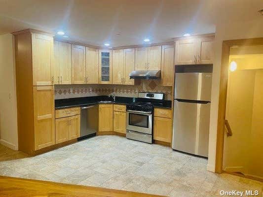 2 beds, 3 baths, 2,100 sqft, $4,000