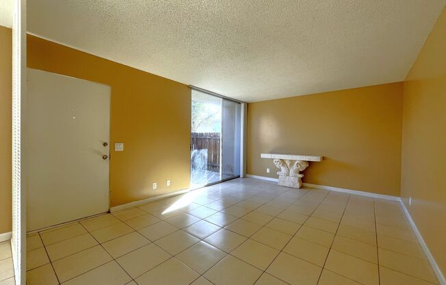 AVAILABLE NOW! 2 Bed 1 Bath Apartment in Palm Desert!