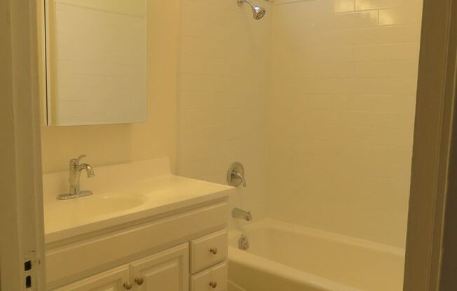 2 beds, 1 bath, $5,800, Unit 610