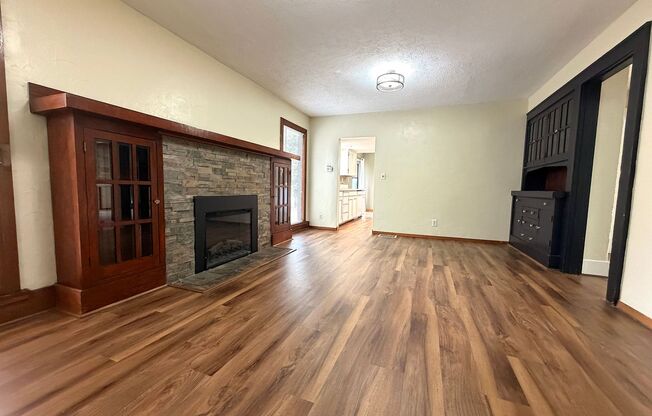 *$1,000 off the second full month of rent!* Beautifully Updated SW Portland Home in Excellent Location, Easy Access to I-5 and Barbur Blvd.!
