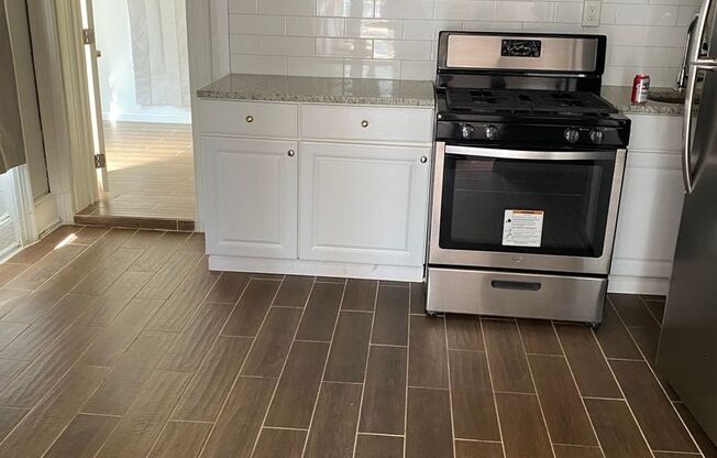 1 bed, 1 bath, 700 sqft, $950, Unit 2F