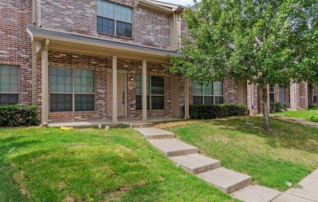 Beautiful 4 Bed 2 Bath townhome in Grand Prairie!!!