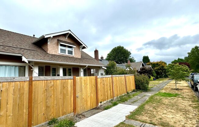 Charming 3-Bedroom Duplex in Tacoma