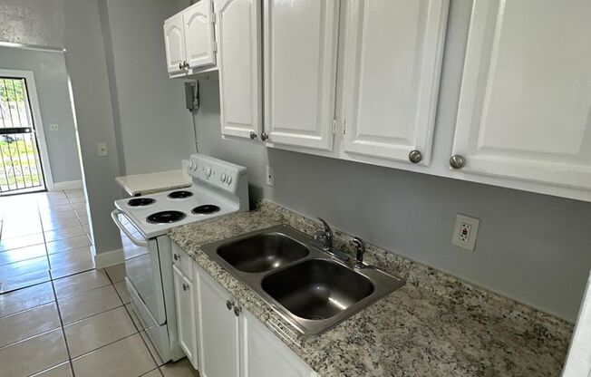 2540/2542 Moncrief Rd