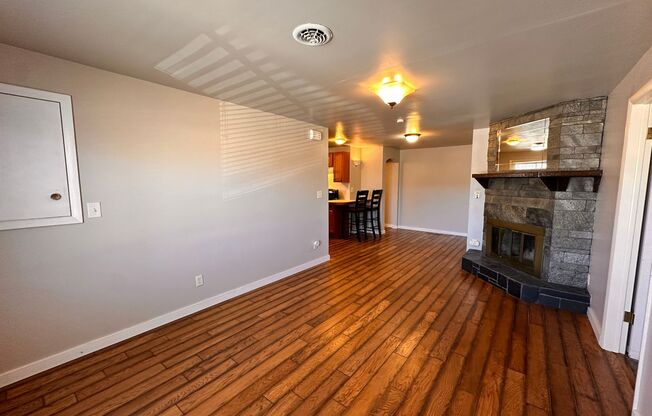 2 beds, 1 bath, 800 sqft, $1,695, Unit 509 7th St - Upper unit
