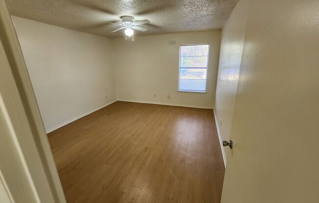 2 beds, 1 bath, 900 sqft, $1,299, Unit LAW15-113