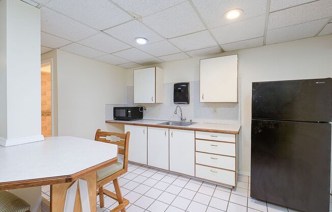 Studio, 1 bath, 400 sqft, $1,150, Unit 04