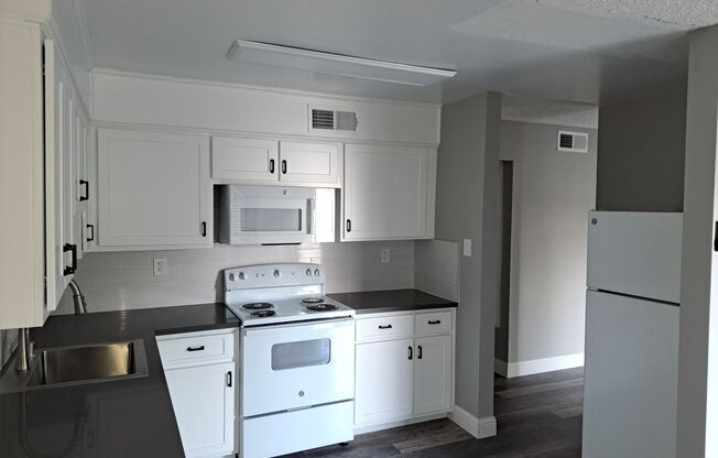 2 beds, 1 bath, 800 sqft, $1,700, Unit 45