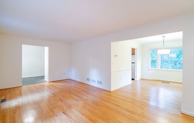 Fabulous 4 Bed 2.5 Bath Colonial With Patio and Large Yard In Oakleigh Woods