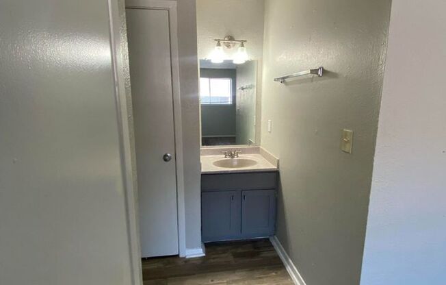2 beds, 1 bath, 900 sqft, $1,051, Unit 16E
