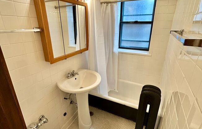 Studio, 1 bath, 320 sqft, $1,395, Unit 225-109
