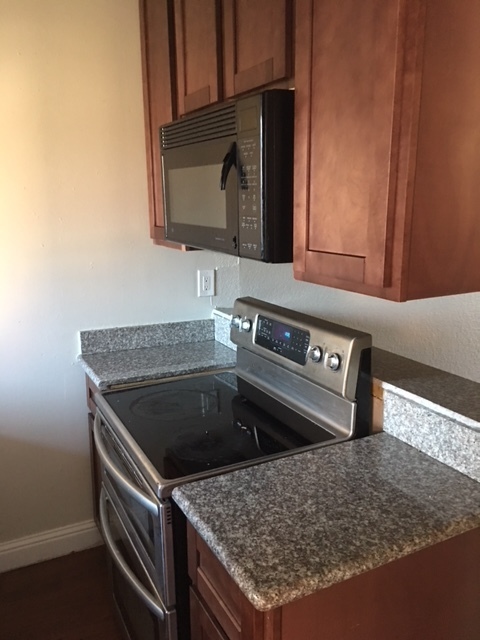 2 beds, 1 bath, 780 sqft, $2,300