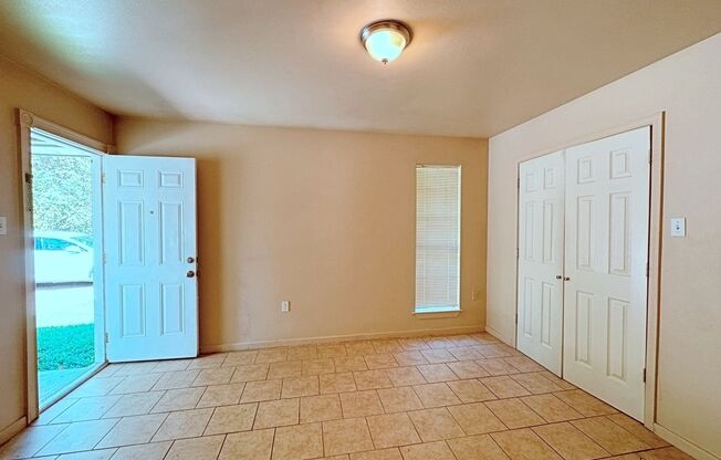 2 beds, 1.5 baths, $1,050, Unit Unit B