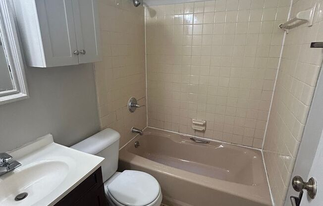 3 beds, 1 bath, $915