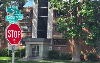 DU 1 Bed 1 Bath Condo Steps Away From Everything DU!! Available Now