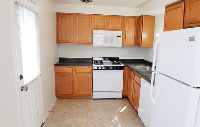 2 beds, 1 bath, 850 sqft, $1,349, Unit 5822-1 Balsam