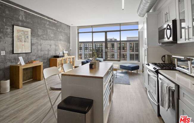 1 bed, 1 bath, 930 sqft, $3,000, Unit 813