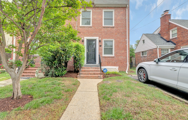 402 A E HOWELL AVE