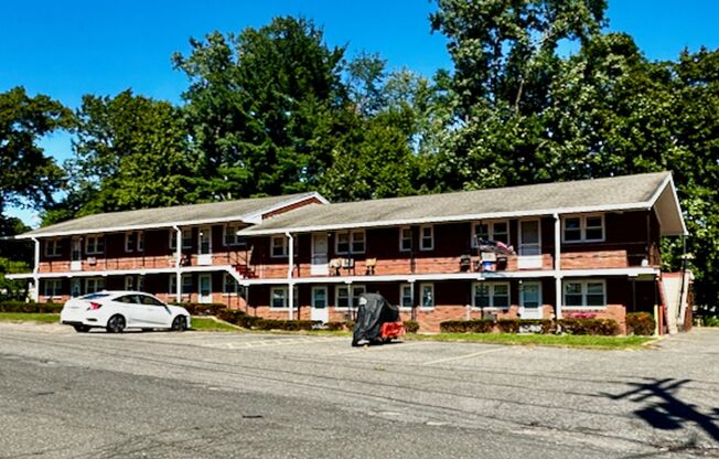 438 Springfield Lantern Court Apartments