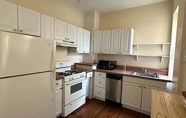 Renovated 1 Bed 1 Bathroom - On Fabric Row