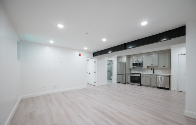 126 ADELAIDE AVE