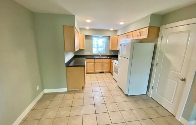 2 beds, 1 bath, 850 sqft, $1,350, Unit D