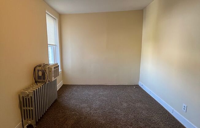 3 beds, 1 bath, $1,800, Unit 2