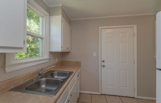 3 beds, 1 bath, $1,000