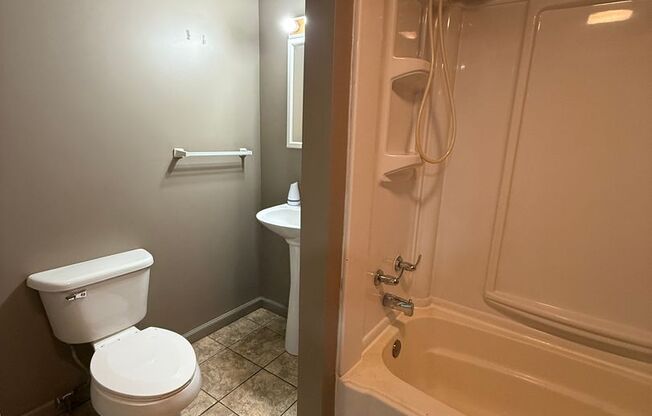 Studio, 1 bath, $900, Unit 2