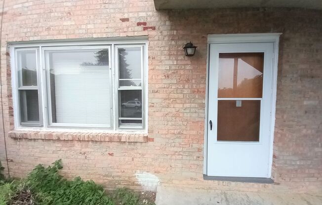 2 beds, 1 bath, 903 sqft, $1,190, Unit E-7