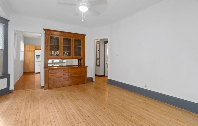 3 beds, 1 bath, $1,400, Unit LOWER