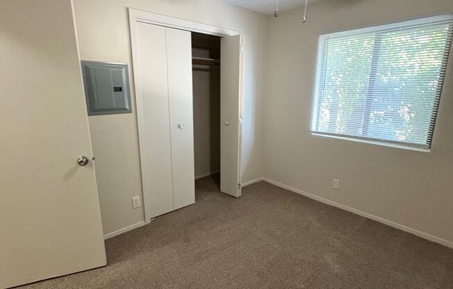 2 beds, 1 bath, 850 sqft, $930, Unit #27
