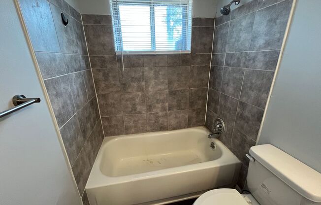 2 beds, 1 bath, 800 sqft, $899, Unit 404