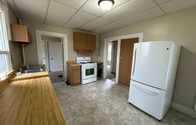 2 beds, 1 bath, 700 sqft, $825, Unit Unit 1