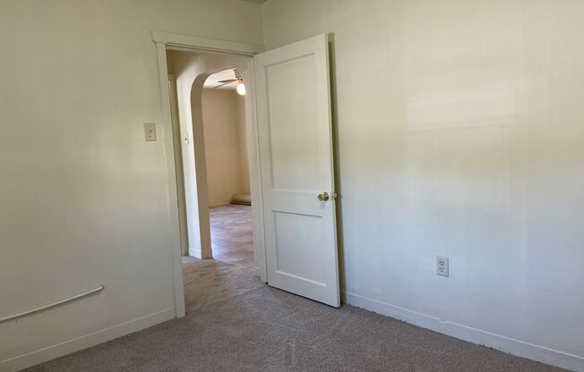 2 beds, 1 bath, $1,095, Unit 29 W. Main St. Apt. 4