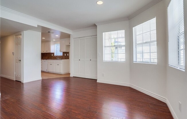 952 W 18 ST