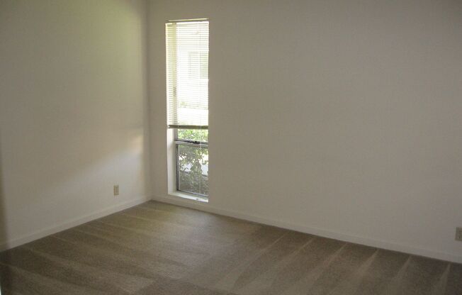 2 beds, 1 bath, 844 sqft, $2,075, Unit 416