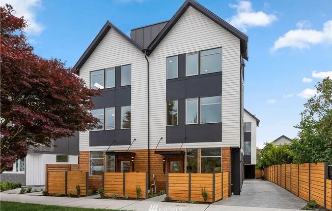 Ballard - Newer 3 Bedroom / 2.5 Bath Townhome **AC**  - Rooftop Deck!!