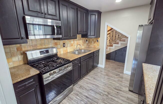 5 Bed 3 Bath House Available Now!