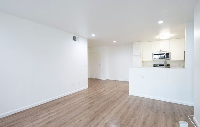 2 beds, 2 baths, 965 sqft, $2,595, Unit 117