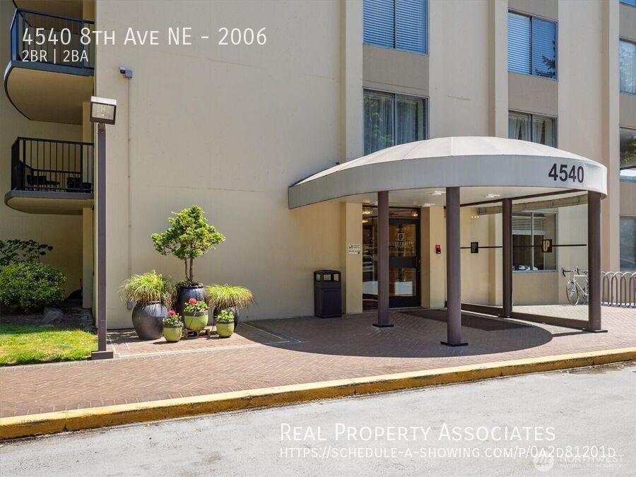 4540 8th Ave NE