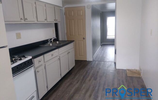 1 bed, 1 bath, $600, Unit 519 1/2