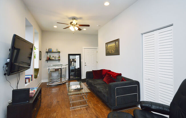 1501 W Superior St